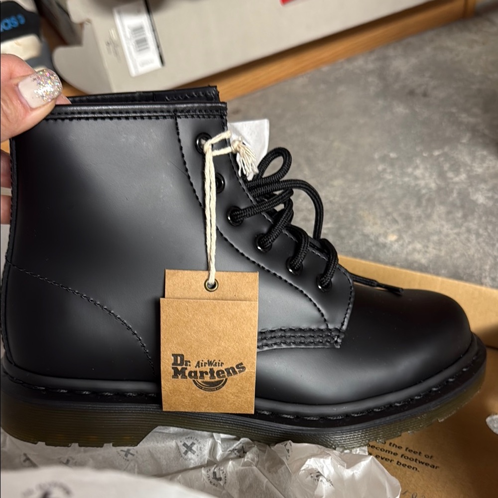 Dr. Martens women Black Boots(new)